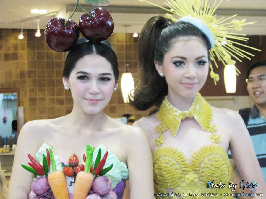 ชมพู่ อารยา ในชุดผักผลไม้งาน &lrm;Grand Opening @ Lotus Extra Rama4