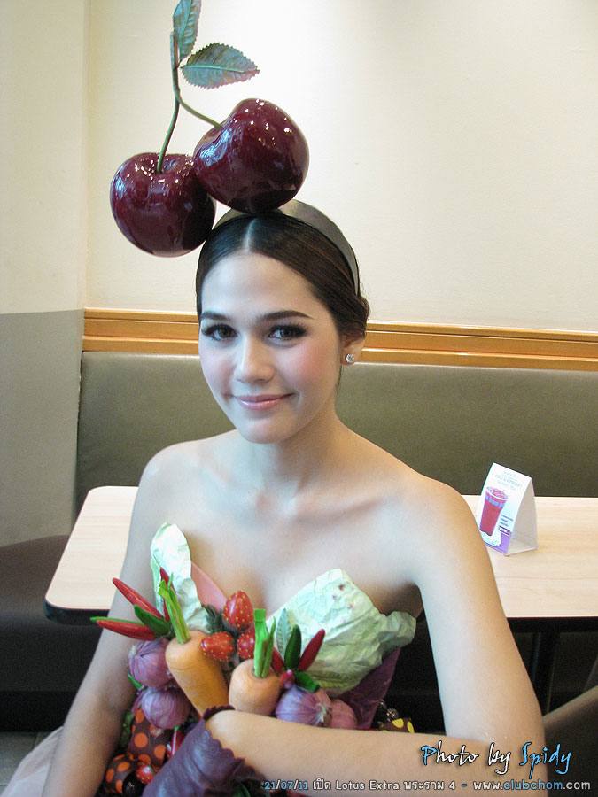 ชมพู่ อารยา ในชุดผักผลไม้งาน &lrm;Grand Opening @ Lotus Extra Rama4