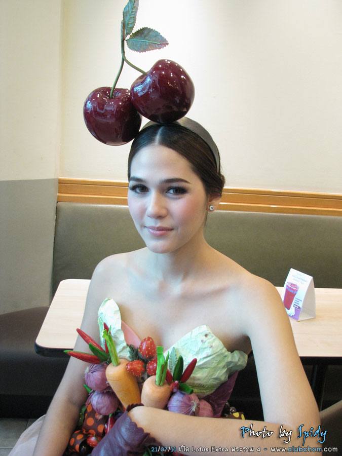ชมพู่ อารยา ในชุดผักผลไม้งาน &lrm;Grand Opening @ Lotus Extra Rama4