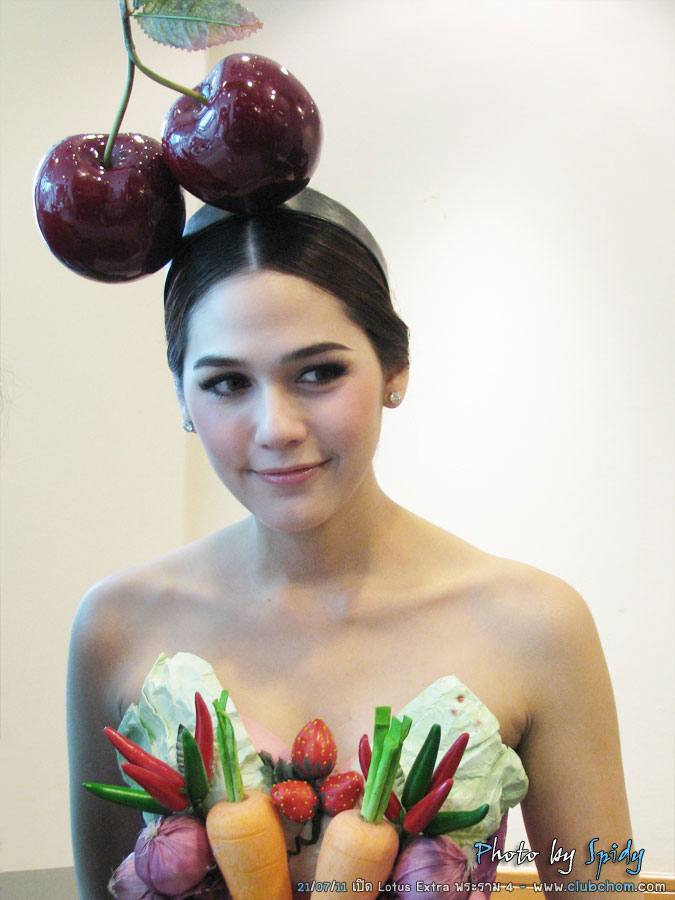 ชมพู่ อารยา ในชุดผักผลไม้งาน &lrm;Grand Opening @ Lotus Extra Rama4