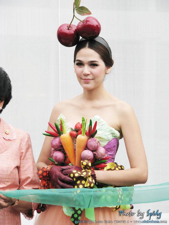 ชมพู่ อารยา ในชุดผักผลไม้งาน &lrm;Grand Opening @ Lotus Extra Rama4