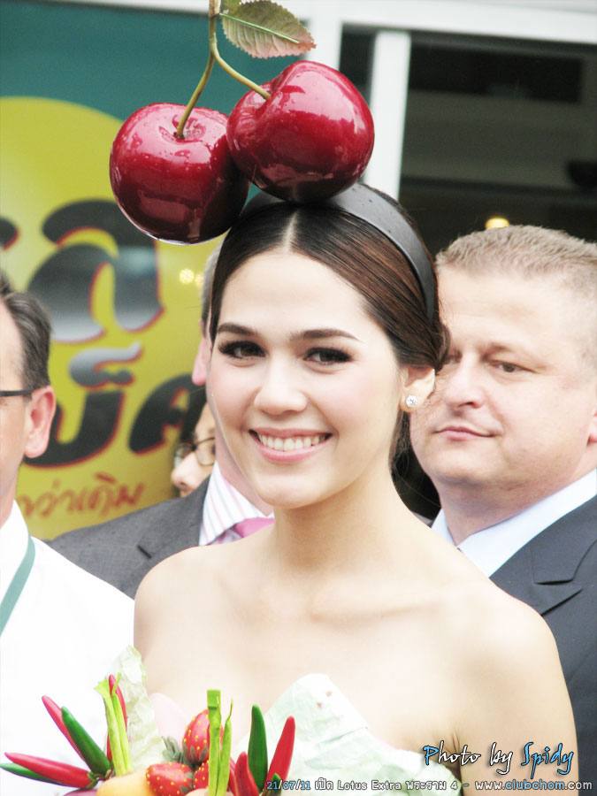 ชมพู่ อารยา ในชุดผักผลไม้งาน &lrm;Grand Opening @ Lotus Extra Rama4