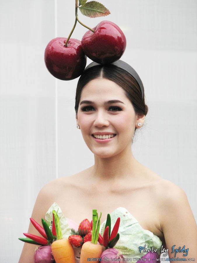 ชมพู่ อารยา ในชุดผักผลไม้งาน &lrm;Grand Opening @ Lotus Extra Rama4