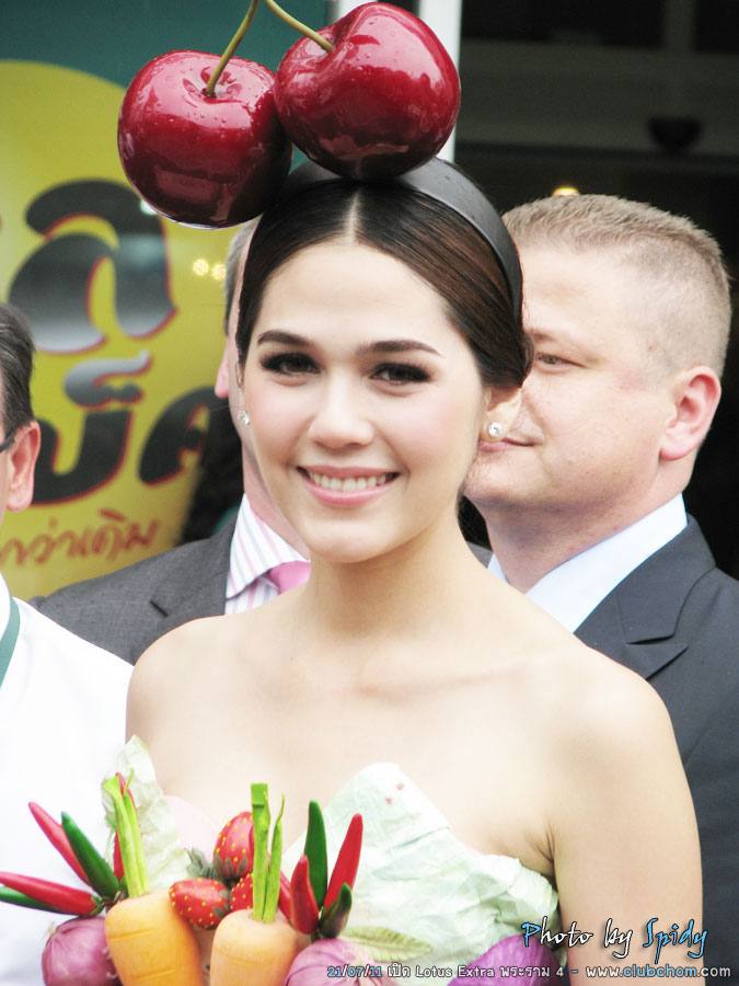 ชมพู่ อารยา ในชุดผักผลไม้งาน &lrm;Grand Opening @ Lotus Extra Rama4