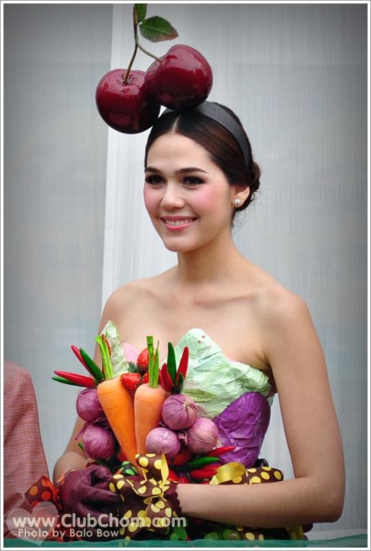 ชมพู่ อารยา ในชุดผักผลไม้งาน &lrm;Grand Opening @ Lotus Extra Rama4