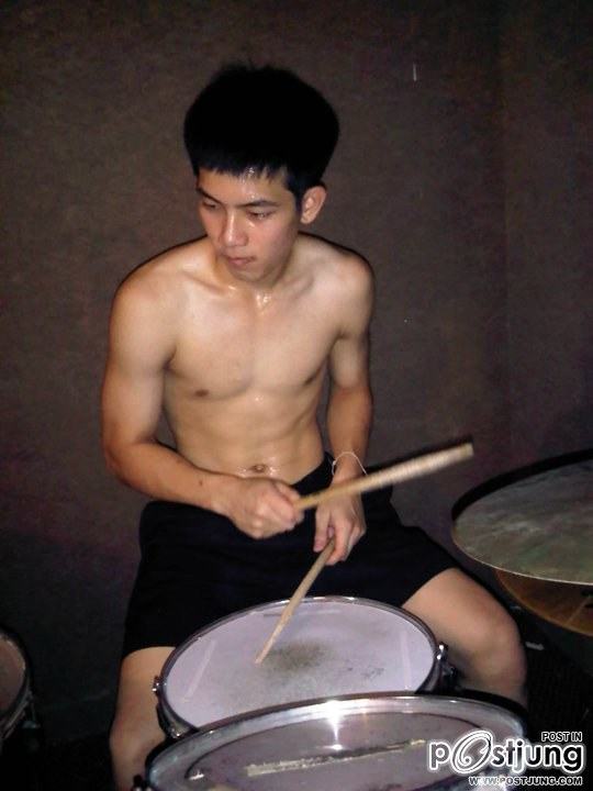 เอิร์ธ ธวัช พรรัตนประเสริฐ