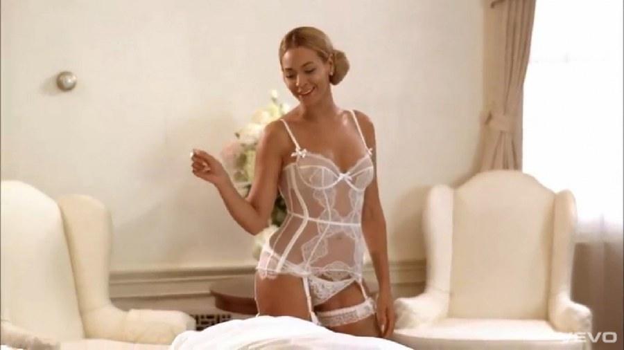 Beyonce VS ชมพู่ อารยา แอบคล้ายกันเลยนะ