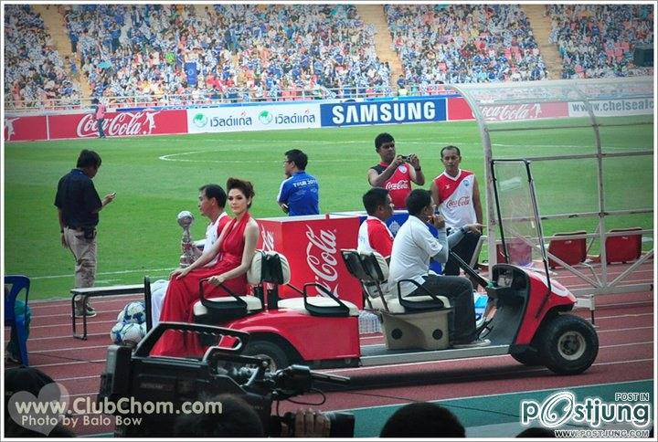 ชมพู่เชิญถ้วยโค๊กซุ๊ปเปอร์คัฟ