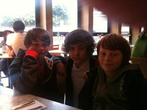 ขวามือฮิวโก้ลูกของรอนและเฮอร์ไมโอนี่