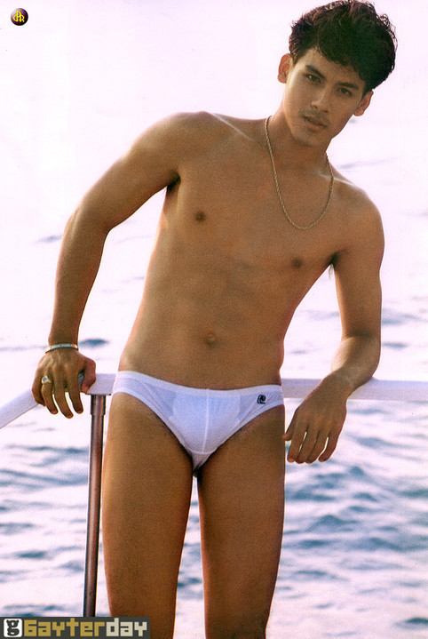 ย้อนหลังนายแบบเก่าครับ แต่ยังหล่ออยู่