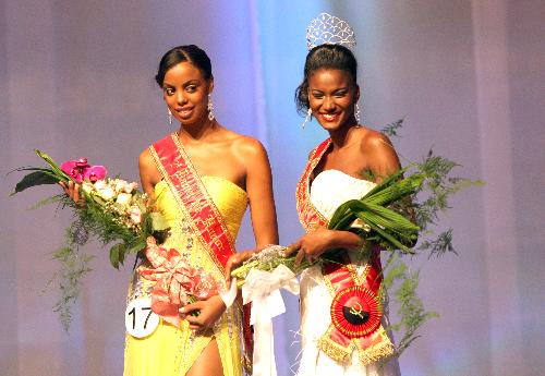 โปรดสังเกตุเจ๊ชุดเหลืองค่ะ คริคริ