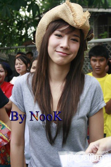 อั้ม พัชราภา ไม่โป๊ ! กล้องก็ตามถ่ายเพียบ! หน้าสด เสื้อยืด ก็สวยที่สุด