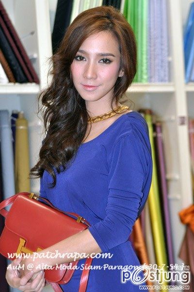 อั้ม พัชราภา ไม่โป๊ ! กล้องก็ตามถ่ายเพียบ! หน้าสด เสื้อยืด ก็สวยที่สุด