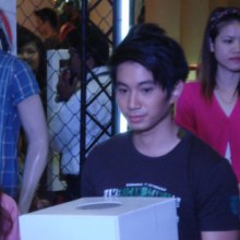 คนในรูปชื่ออะไรหรือ ?