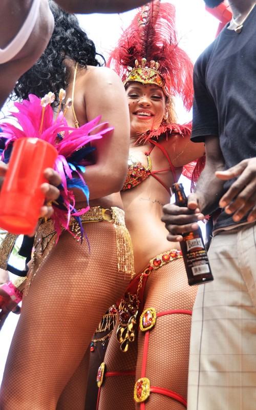 สุดเหวี่ยง ริฮันน่ากับบิกินี่แดงตัวจิ๋วในเทศกาลรื่นเริงที่บ้านเกิด