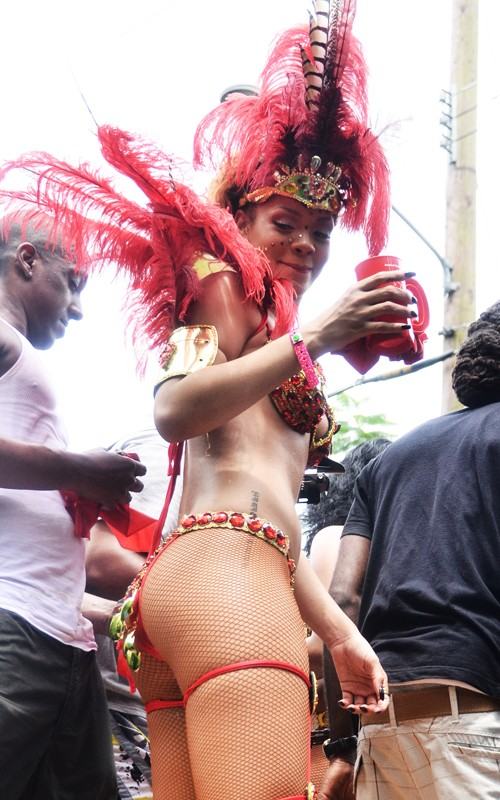 สุดเหวี่ยง ริฮันน่ากับบิกินี่แดงตัวจิ๋วในเทศกาลรื่นเริงที่บ้านเกิด