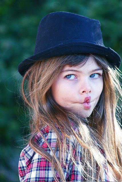 นิตยสารดังคว้าเด็ก 10 ขวบ มาเป็นนางแบบแต่งสาว