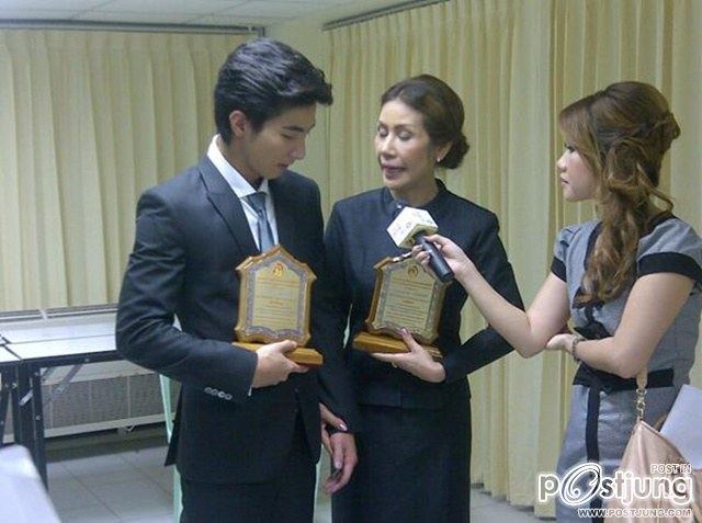 โตโน่ และ คุณแม่ รับรางวัลลูกกตัญญู-แม่ดีเด่น