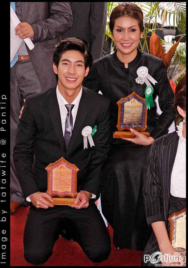 โตโน่ และ คุณแม่ รับรางวัลลูกกตัญญู-แม่ดีเด่น