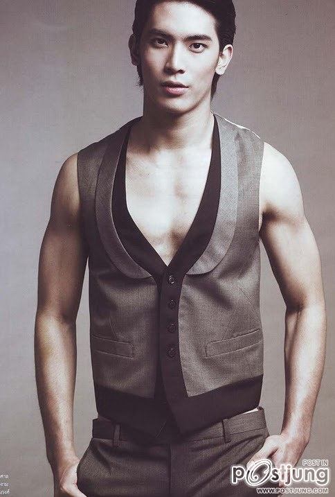 พระเอกหรือนักกีฬาหุ่นเข้าท่าดีนะ