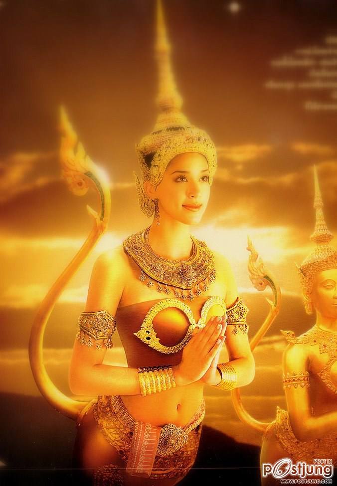 อาจจะใกล้เคียงชุดจริง แต่คงไม่ใช่แบบนี้ ห้องเสื้ออมอเร่เป็นผู้ตัดเย็บ เนี๊ยบแน่นอน