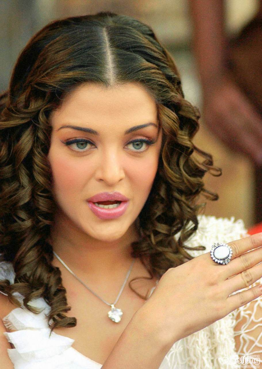 สองสาวงามแดนแขก นัยตาทะลุโลกประชันกัน