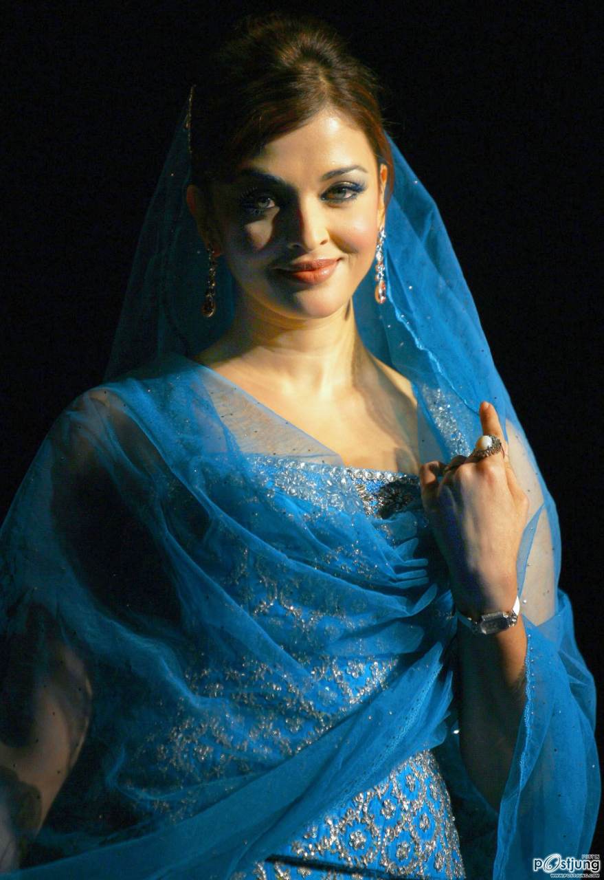 สองสาวงามแดนแขก นัยตาทะลุโลกประชันกัน