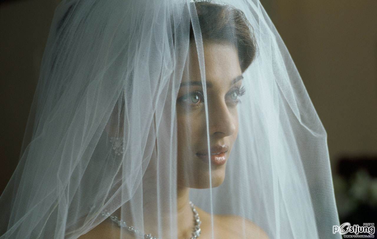 สองสาวงามแดนแขก นัยตาทะลุโลกประชันกัน