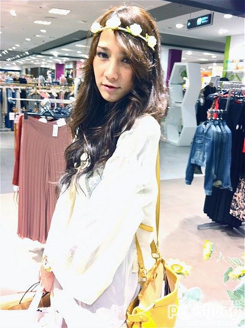 ...ขึ้น BTS...ตามอั้ม  พัชราภาไปช็อปปิ้งแบบเก๋ๆ^^