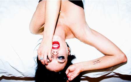 ลินเซย์ โลฮาน ถ่ายแฟชั่นแนวฆาตกรรมเลือดสาด