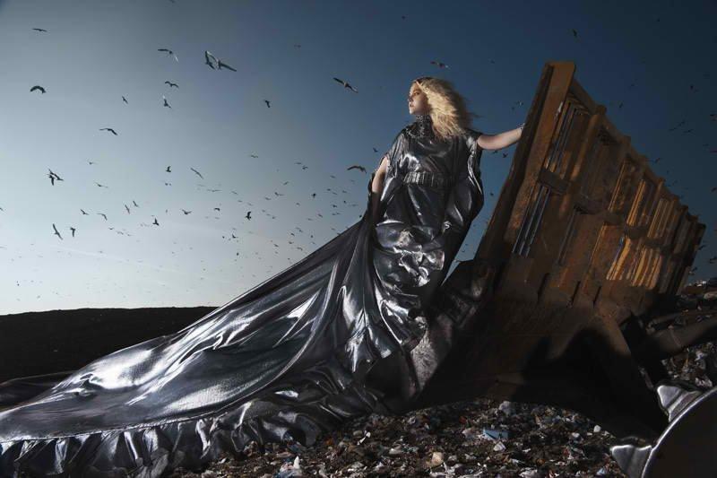 เป็นมิตรกับสิ่งแวดล้อม แบบไฮแฟชั่น ในสถานที่กำจัดขยะ