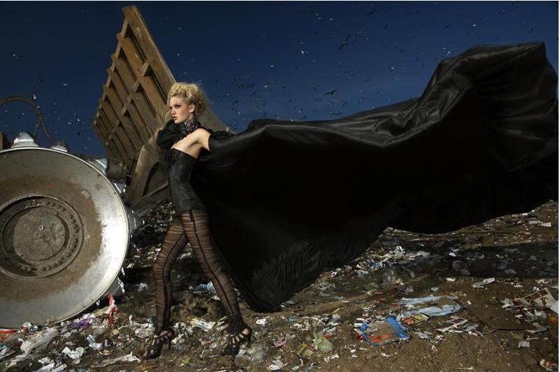 เป็นมิตรกับสิ่งแวดล้อม แบบไฮแฟชั่น ในสถานที่กำจัดขยะ