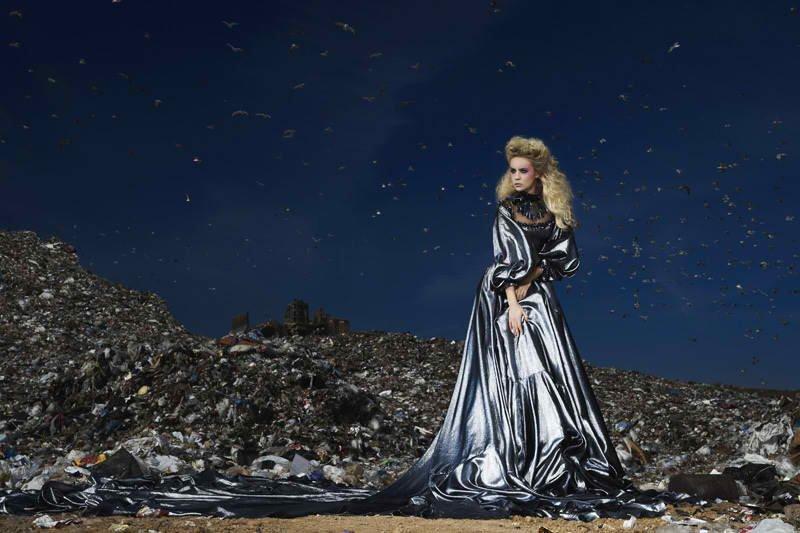 เป็นมิตรกับสิ่งแวดล้อม แบบไฮแฟชั่น ในสถานที่กำจัดขยะ