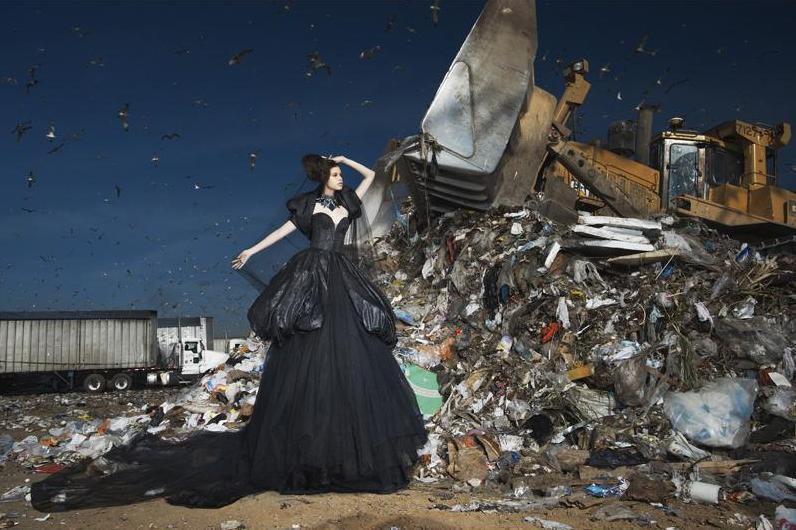 เป็นมิตรกับสิ่งแวดล้อม แบบไฮแฟชั่น ในสถานที่กำจัดขยะ