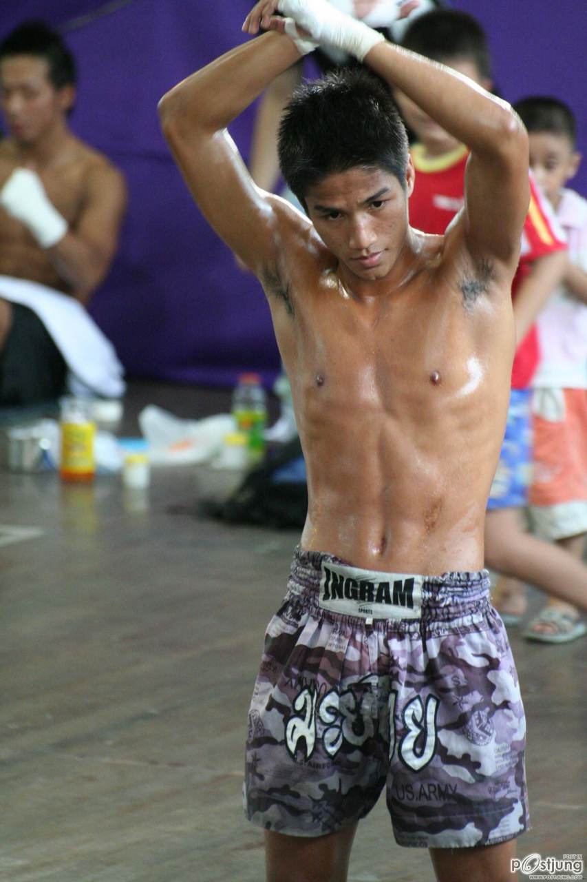 ใครแอบปลื้มหนุ่มหุ่นนักกีฬามาเลย