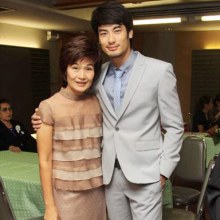 บอย-ปกรณ์ และ คุณแม่ รับรางวัลลูกกตัญญู & แม่ดีเด่น 2554