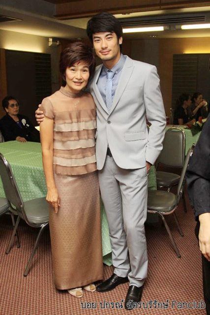 บอย-ปกรณ์ และ คุณแม่ รับรางวัลลูกกตัญญู & แม่ดีเด่น 2554