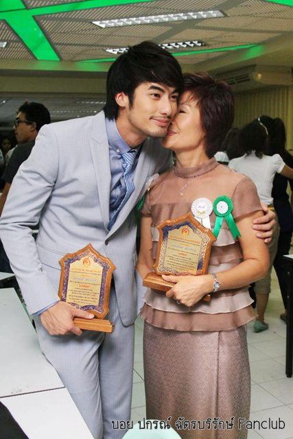 บอย-ปกรณ์ และ คุณแม่ รับรางวัลลูกกตัญญู & แม่ดีเด่น 2554