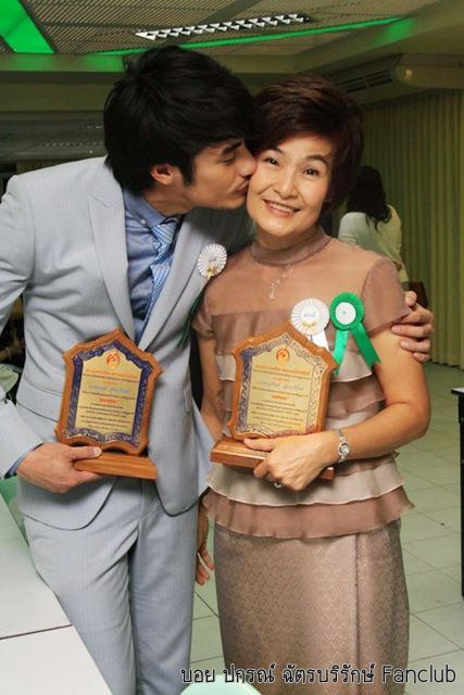 บอย-ปกรณ์ และ คุณแม่ รับรางวัลลูกกตัญญู & แม่ดีเด่น 2554