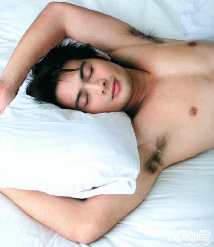 หนุ่มนอนท่า แสนอบอุ่น