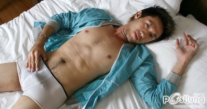 หนุ่มนอนท่า แสนอบอุ่น