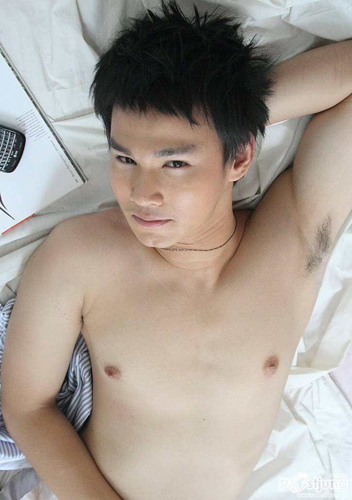 หนุ่มนอนท่า แสนอบอุ่น