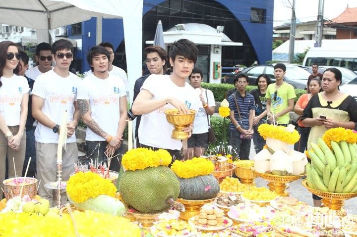 &ldquo;พิงค์กี้&ndash;สาวิกา&rdquo; งานบวงสรวงละคร ทองประกายแสด