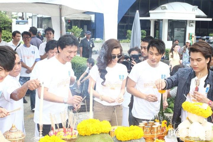 &ldquo;พิงค์กี้&ndash;สาวิกา&rdquo; งานบวงสรวงละคร ทองประกายแสด