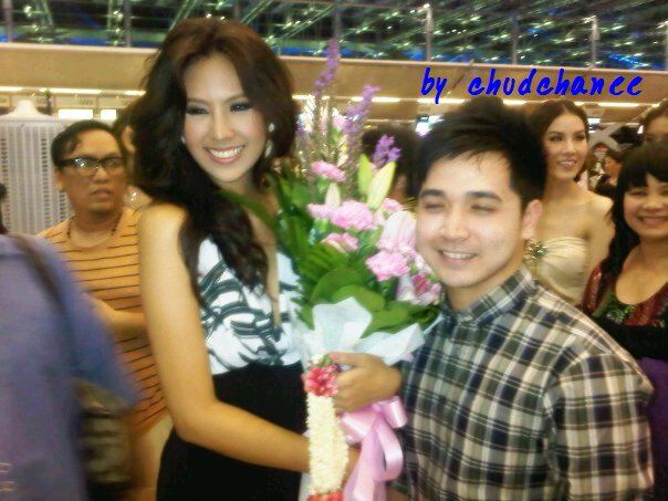 ฟ้า ชัญษร ภาพจากสนามบินคืนนี้ พร้อมบินไปประกวดสู้บราซิล