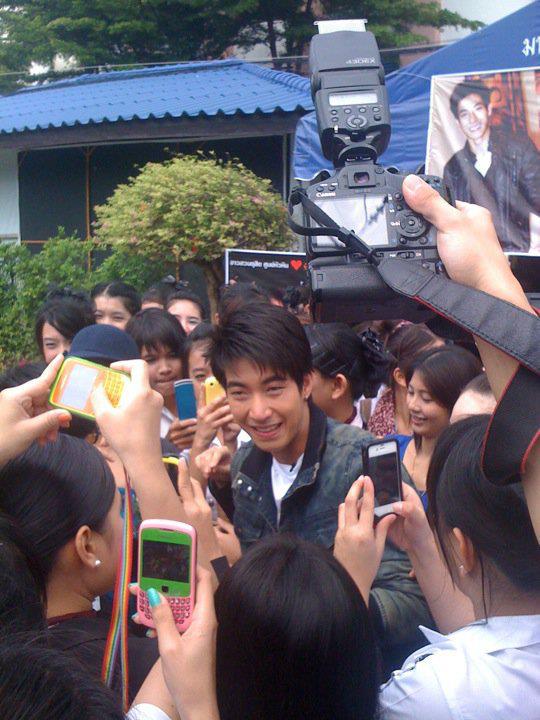 โตโน่ ถ่ายรายการที่นี่หมอชิต @ ม.ราชภัฏสวนดุสิต
