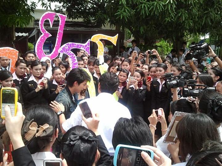 โตโน่ ถ่ายรายการที่นี่หมอชิต @ ม.ราชภัฏสวนดุสิต