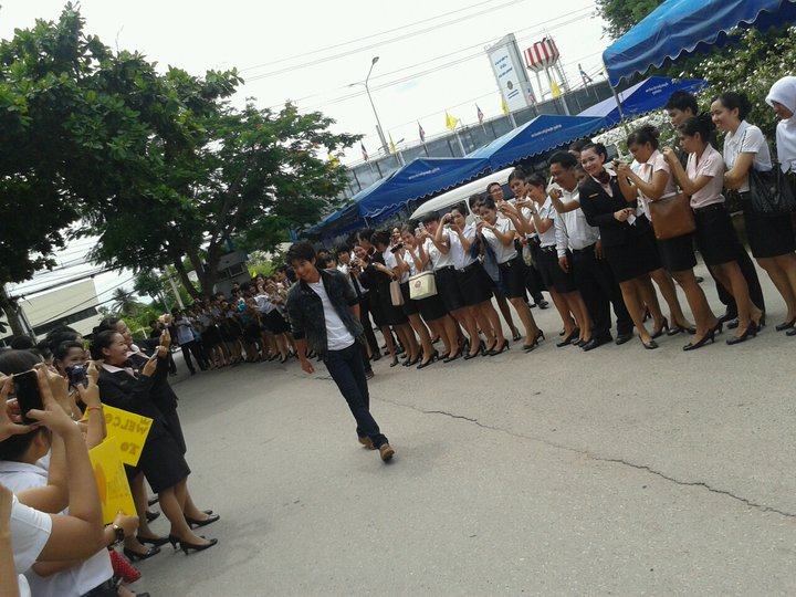 โตโน่ ถ่ายรายการที่นี่หมอชิต @ ม.ราชภัฏสวนดุสิต