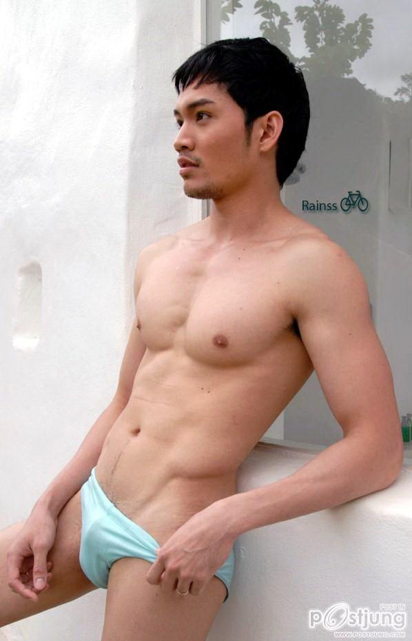 ตี๋หล่อเข้ม - หล่อขาวใสเลือกแบบใหนกัน