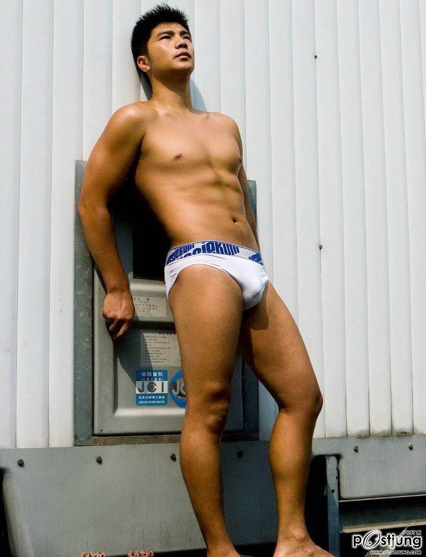 ตี๋หล่อเข้ม - หล่อขาวใสเลือกแบบใหนกัน